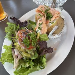 Brauhaus Napoleon - Ofenkartoffel mit Räucherlachs und Salat-Bouquet
