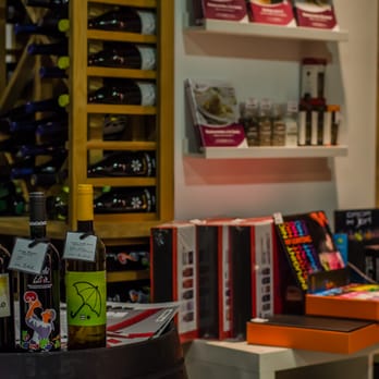 Vinopremier - Vista de una de las paredes - Beer, Wine & Spirits Near Me - Madrid, M
