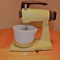 Antique Village Mall - Got this 12 speed Sunbeam mixer (1968-1974) for $22!