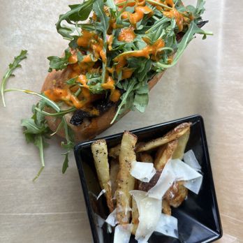 Cadence Clubhouse - Veggie sandwich with Parmesan potatoes - Bars Near Me - Allison Park, Pennsylvania Cadence Clubhouse - Veggie sandwich with Parmesan potatoes - Bars Near Me - Allison Park, Pennsylvania