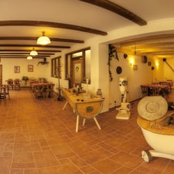 Gasthaus Am Mühlberg - Unser Gastraum mit seinem Holzbackofen und allerlei Gerätschaften aus dem traditionellen Bäckerhandwerk.