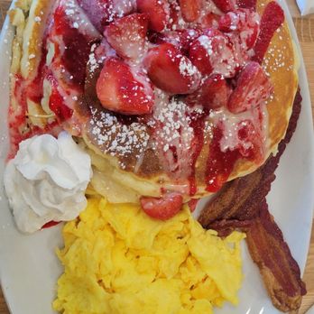 Whidbey's A Daytime Eatery - Strawberry pancakes w eggs n bacon - Breakfast & Brunch Near Me - Enterprise, Nevada