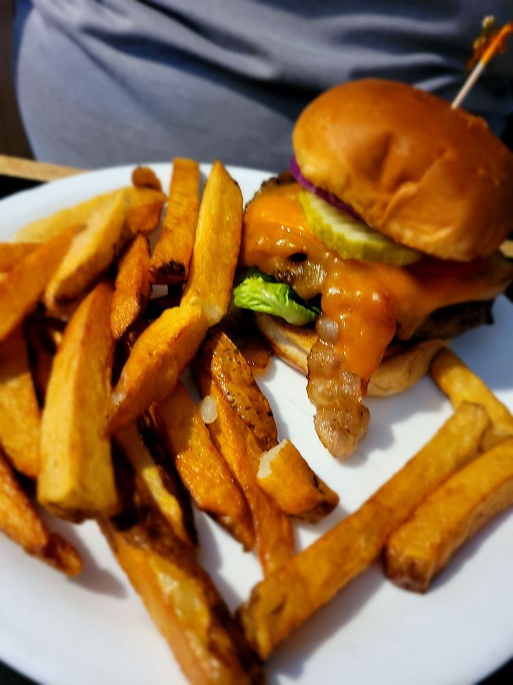 MANNY’S SPORTS TAVERN Updated November 2024 89 Photos & 186 Reviews