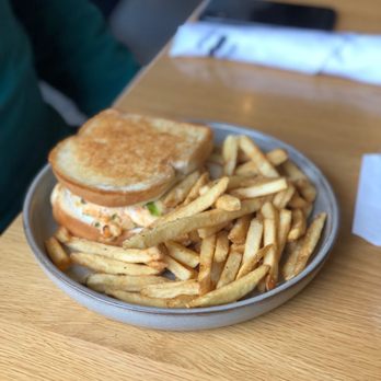 600 Kitchen & Bar - Lobster Thermidor Grilled Cheese - absolutely packed! - American Near Me - Kalamazoo, Michigan