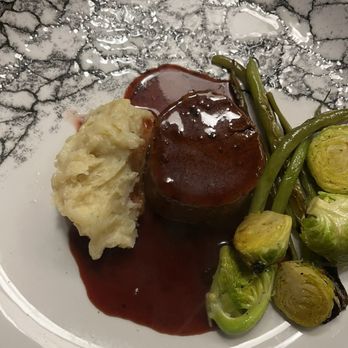 Royalton - Steak with strawberry sauce, mashed potatoes, and Brussel sprouts - Resorts Near Me - Cancún, ROO