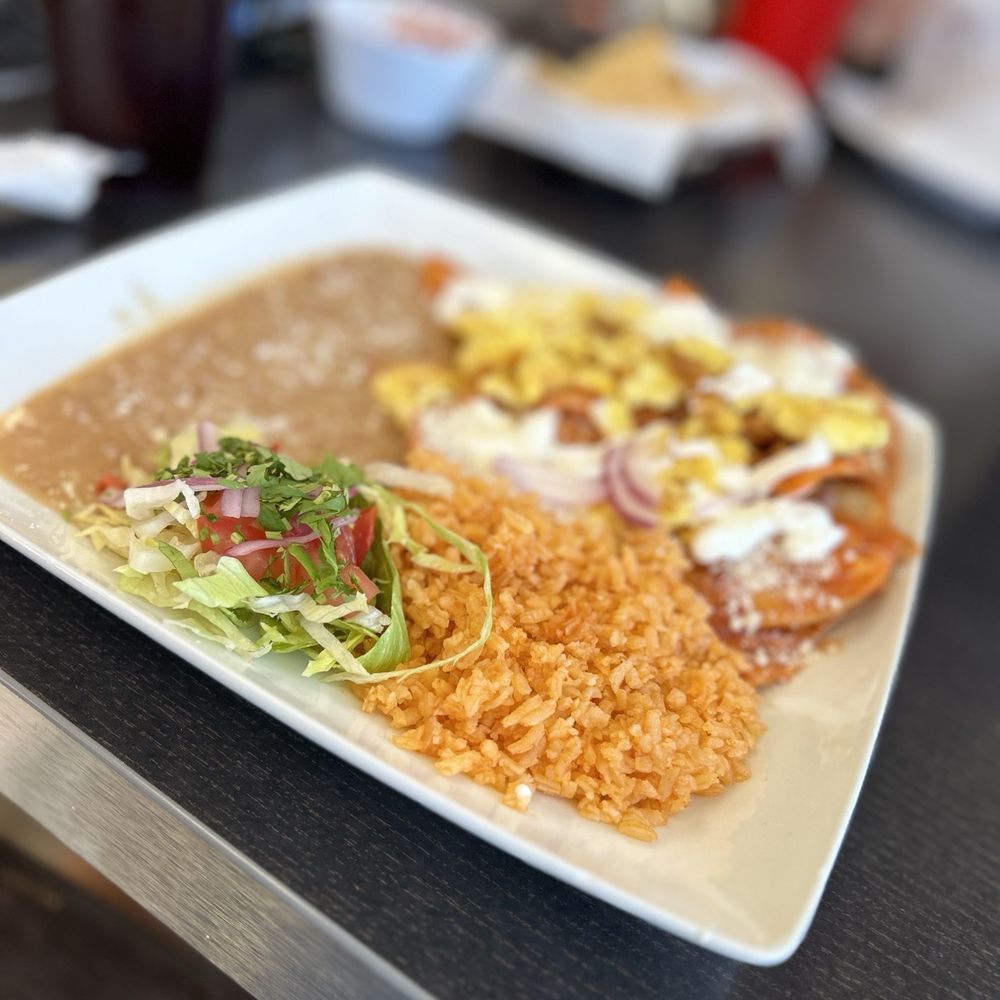 El Taco Salcero Restaurant - Chilaquiles Rojos con huevo estrellado. - Mexican Near Me - Visalia, California El Taco Salcero Restaurant - Chilaquiles Rojos con huevo estrellado. - Mexican Near Me - Visalia, California