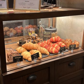 Devoción - Pastry case - Coffee & Tea Near Me - New York, New York