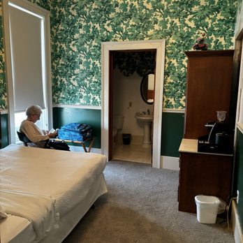 Decker Hotel & Restaurant - Burgers Near Me - Maquoketa, Iowa