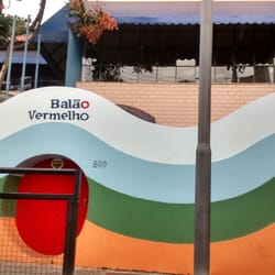 Balão Vermelho - Uma das entradas da escola