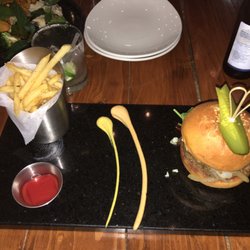 El Guapo - Hamburger. Just 195 pesos.