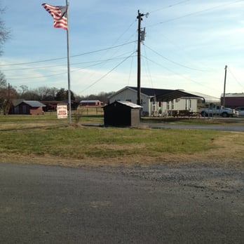 Robert Head's B-B-Q - The BBQ Joint from the country road that meanders by it. - Barbeque Near Me - Cedar Hill, Tennessee Robert Head's B-B-Q - The BBQ Joint from the country road that meanders by it. - Barbeque Near Me - Cedar Hill, Tennessee