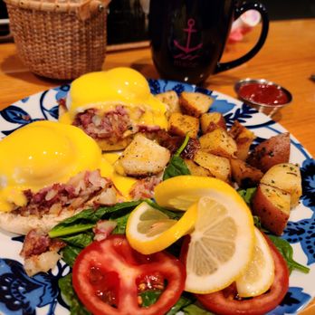 Cove Cafe - Eggs Benedict with corned beef hash - American Near Me - Ogunquit, Maine