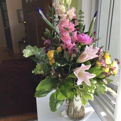 Felly's Flowers - This is the arrangement sent as a replacement.