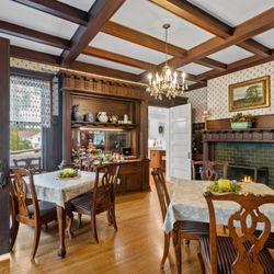 Honeybee Inn Bed & Breakfast - Dining Room