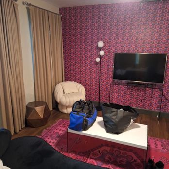 Hotel Crocodile - Setting area and TV. - Hotels Near Me - Seattle, Washington