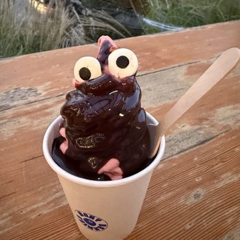 Many Bennies - Strawberry+banana+chocolate syrup in a cup - Ice Cream & Frozen Yogurt Near Me - Seattle, Washington Many Bennies - Strawberry+banana+chocolate syrup in a cup - Ice Cream & Frozen Yogurt Near Me - Seattle, Washington