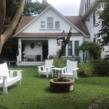 White Doe Inn - Garden - Bed & Breakfast Near Me - Manteo, North Carolina