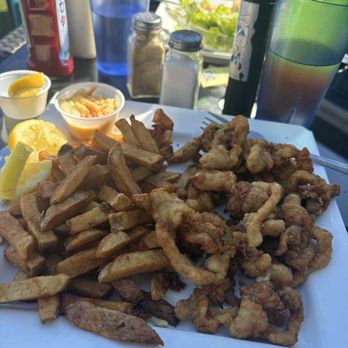 The Crow's Nest - Fried whole belly clams and house made fries - Seafood Near Me - Digby, Nova Scotia The Crow's Nest - Fried whole belly clams and house made fries - Seafood Near Me - Digby, Nova Scotia