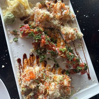 Xushi Ko - Sushi pizza, split into two halves, and a spicy tabboulie roll - Japanese Near Me - Dearborn, Michigan Xushi Ko - Sushi pizza, split into two halves, and a spicy tabboulie roll - Japanese Near Me - Dearborn, Michigan