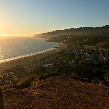 Palisades Bluffs Park - Looking in the direction of Malibu - Parks Near Me - Pacific Palisades, California Palisades Bluffs Park - Looking in the direction of Malibu - Parks Near Me - Pacific Palisades, California