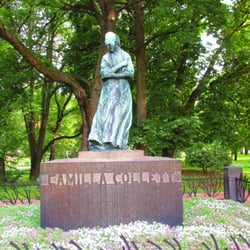 Slottsparken allé - A famous writer and poet