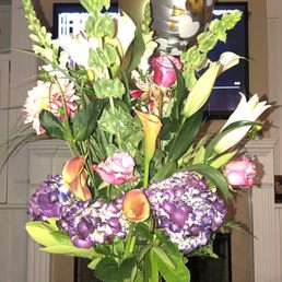 Beautiful mixed arrangement of amazingly fresh cut flowers that smell wonderful as well... Beautiful mixed arrangement of amazingly fresh cut flowers that smell wonderful as well...