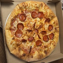 McKee's Island Pub & Pizza - Pepperoni pizza