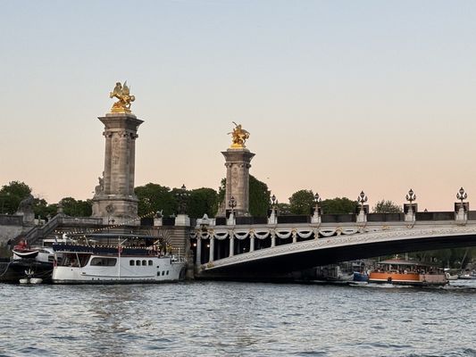 Bateaux-Mouches by null