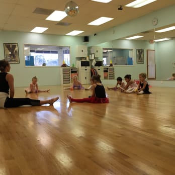 Stage Door Dance - Twinkle tots class with Miss Patti - Dance Schools Near Me - Encinitas, California