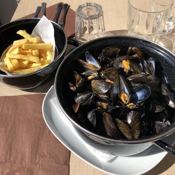 Le Tourmentin - Moules frites and plenty of it Very good fries too - Creperies Near Me - Cancale, 35