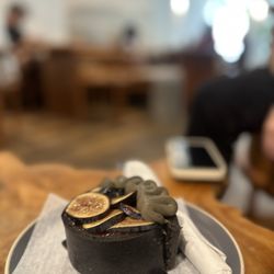 SACRÉ SUCRÉ - Black garlic and fig
