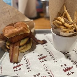 Farmhaus Burger - Mac Daddy burger