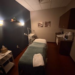 Hand & Stone Massage and Facial Spa