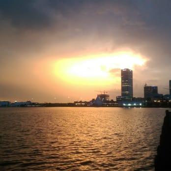 Veteran's Park - Milwaukee skyline at sunset - Parks Near Me - Milwaukee, Wisconsin