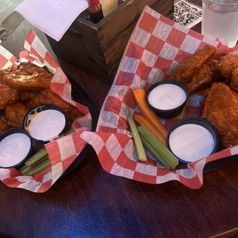 Third Rail Tavern - Buffalo wings - Bars Near Me - Chicago, Illinois