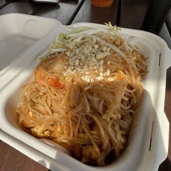 PJ’s Thai Kitchen - Pad Thai w/ Shrimp - Food Trucks Near Me - Waipahu, Hawaii