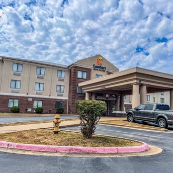 Comfort Inn & Suites Pine Bluff - Outside - Hotels Near Me - Pine Bluff, Arkansas