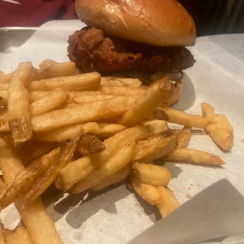 BJ's Restaurant & Brewhouse - BJ's Kickin' Chicken Sandwich - New American Near Me - Oxnard, California