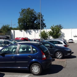 Lidl - Parcheggio Lidl di Viale Cassala: quasi impossibile. Da ampliare, altrimenti occorrerà scegliere gli orari per venirci!