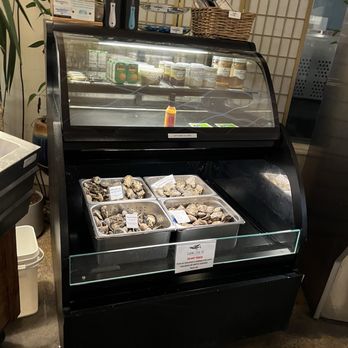 Flying Fish Oyster Bar - a display of oysters - Live/Raw Food Near Me - Portland, Oregon