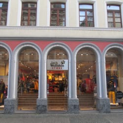 Jack Wolfskin Store - Entrance