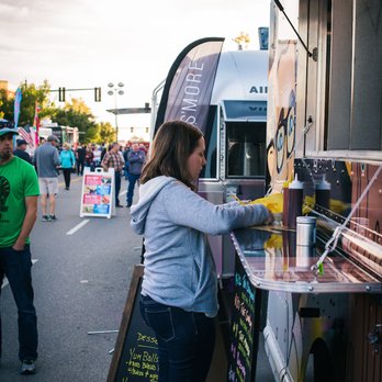YUM PIG - a woman ordering food from a food truck - Food Trucks Near Me YUM PIG - a woman ordering food from a food truck - Food Trucks Near Me
