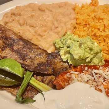 El 7 Mares Express - La Tampiqueña (Asada plate with a Cheese Enchilada, guacamole, sour cream, fried jalapeño, Mexican rice and Beans)  Asada Plate - Mexican Near Me - Downey, California