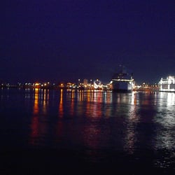 Bahnhof Puttgarden - Der Hafen bei Nacht von der Mole aus aufgenommen