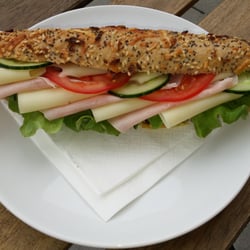 Bäckerei 'ums Eck' - Sehr zu empfehlen: mit italienischem Schinken und Käse belegte Bierstange!