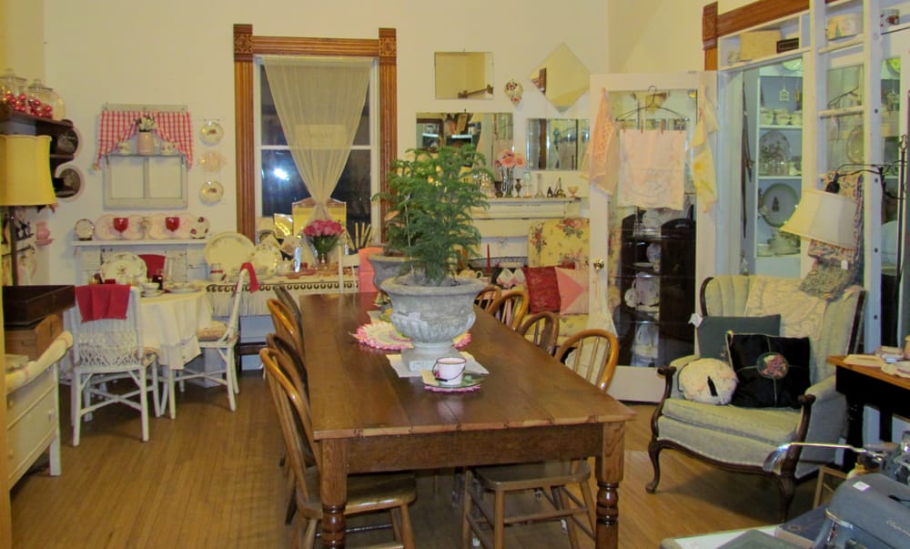 Polly Ann's Vintage Market Image