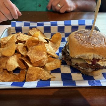 Parker County Brewing - Jalapeño Popper Burger & Fresh Chips - Breweries Near Me - Willow Park, Texas
