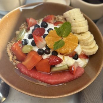 Ruba's Bakery - Fruit bowl with yogurt and granola topped with fresh fruit! Healthy and yummy! - Desserts Near Me - San José del Cabo, BCS Ruba's Bakery - Fruit bowl with yogurt and granola topped with fresh fruit! Healthy and yummy! - Desserts Near Me - San José del Cabo, BCS
