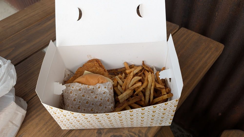 Food from Suds Hut Famous Chicken