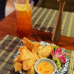 Kemtong - Wantan mit Hackfleischfüllung und Eistee